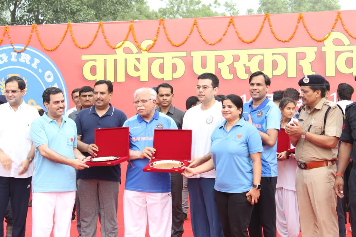 Achlendra Kr. Katiyar (@achlendra) on Twitter photo Today, Hisar observed a first state-level #Raahgiri. <a href="/DC_Gurugram/">DC Gurugram</a> <a href="/AmitKhatriIAS/">Amit Khatri</a> <a href="/gurgaonpolice/">Gurugram Police</a> CP Mohd. Akil & <a href="/SarikaPanda/">Sarika Panda Bhatt ( ସାରିକା ପଣ୍ଡା ) She/Her</a> also attend the event & received the award from <a href="/cmohry/">CMO Haryana</a> <a href="/mlkhattar/">Manohar Lal</a> & Finance Minister <a href="/CaptAbhimanyu/">Captain Abhimanyu</a>. Today, Hisar observed a first state-level #Raahgiri. <a href="/DC_Gurugram/">DC Gurugram</a> <a href="/AmitKhatriIAS/">Amit Khatri</a> <a href="/gurgaonpolice/">Gurugram Police</a> CP Mohd. Akil & <a href="/SarikaPanda/">Sarika Panda Bhatt ( ସାରିକା ପଣ୍ଡା ) She/Her</a> also attend the event & received the award from <a href="/cmohry/">CMO Haryana</a> <a href="/mlkhattar/">Manohar Lal</a> & Finance Minister <a href="/CaptAbhimanyu/">Captain Abhimanyu</a>.
