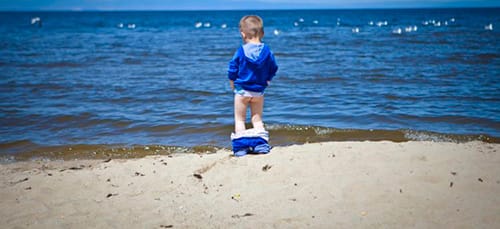 Журчание чтобы пописать. Мальчишки на море. Мальчик пописал в море. Маленькие дети на море. Маленький мальчик на пляже.