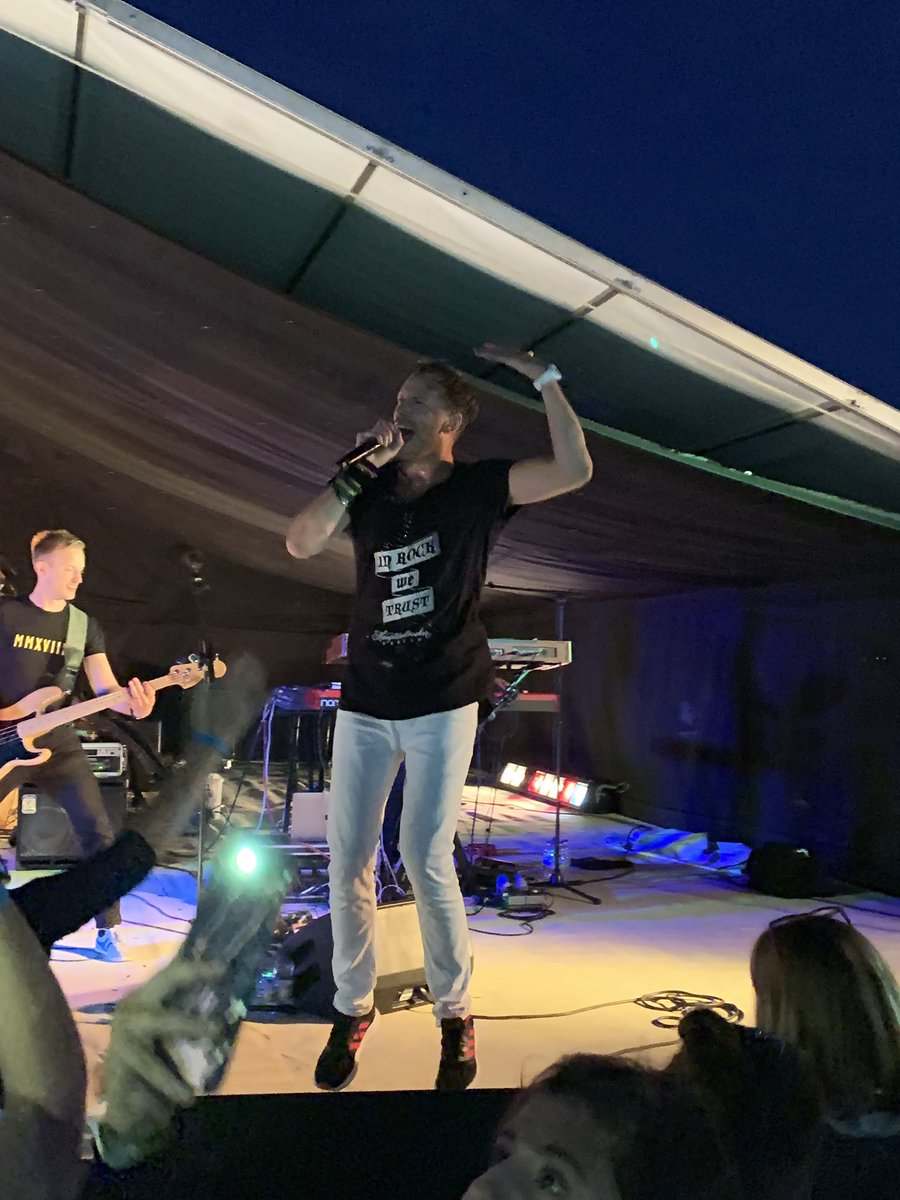 sitherkt's tweet photo. What a fabulous night at @Flower__Farm #Godstoneberry 2019 #Surrey #musical #extravaganza with @RickParfittJnr and his band. Cheers and roll on 2020 my 50th Birthday treat #bestbirthdayever for the 24th ๐๐ผ๐บ๐ป๐๐ผ๐ธ๐ฅ๐ค๐ผ. #KeepOnJumping https://t.co/BYFEdg2A6u