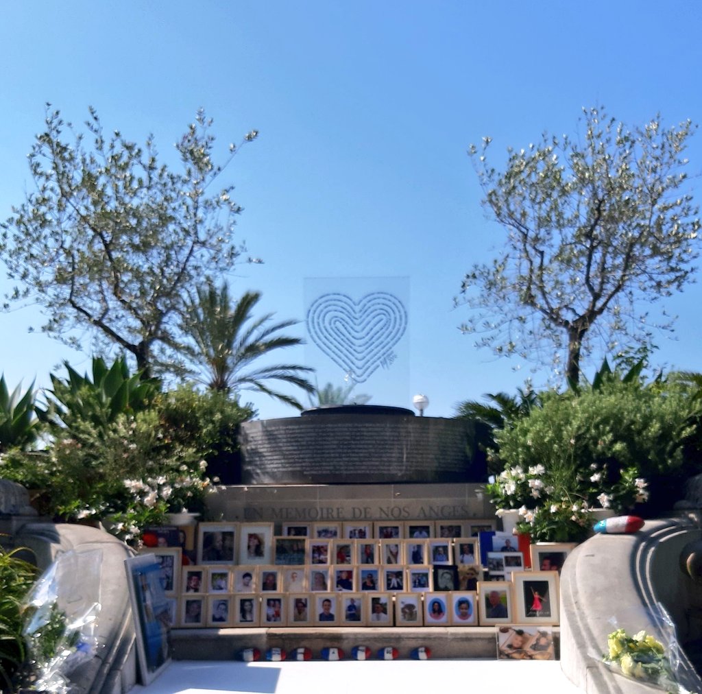 CedricRoussel06's tweet photo. [#Hommage]
86🕯allumées pour rendre hommage aux victimes de l'attentat du #14juillet2016 à #Nice06
3 ans après unis dans un moment de recueillement sobre, intense auprès des familles des victimes, des blessés pour ne jamais oublier.
Donnons un sens à l'absence.
#PromenadeDesAnges https://t.co/mOpF6gY8Ax