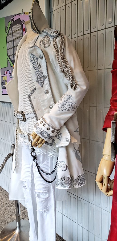rerere_05's tweet photo. ギデオン様の衣装の刺繍素敵。
後ろの模様とか編み上げとかもよく見たかったなー。
武器とかもあれば良かったのになー!!
#DMCLH https://t.co/4SVZNSx59r