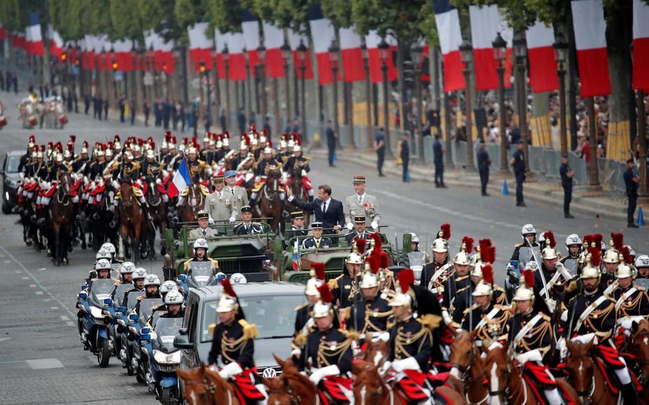 #14Juillet : le Président Emmanuel Macron a été copieusement sifflé lors de la revue des troupes sur les #ChampsElysees. Des dizaines de #GiletsJaunes sont présents.