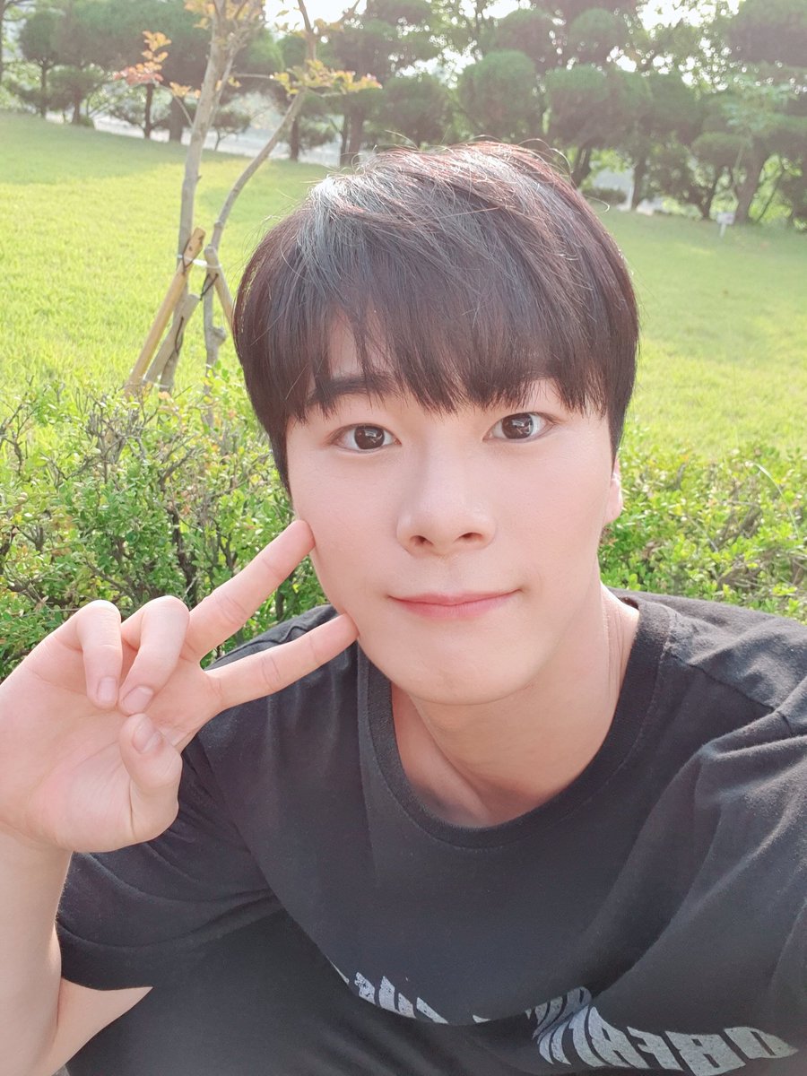 offclASTRO's tweet photo. 오늘 너무 무더운 순간😰
밥먹어요 밥
#아스트로 #열여덟의순간 #정오제 #둘다밥좋아함 https://t.co/z1DGAgAh92