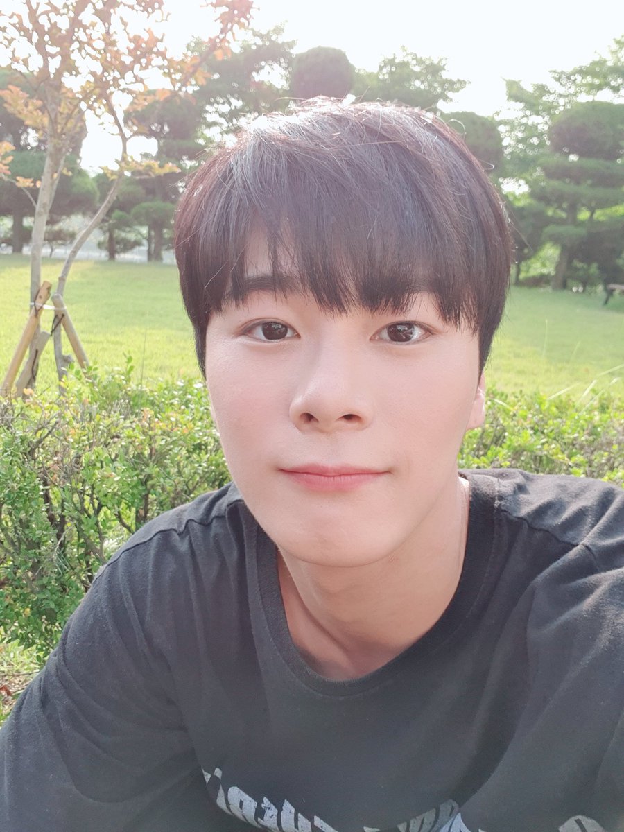 offclASTRO's tweet photo. 오늘 너무 무더운 순간😰
밥먹어요 밥
#아스트로 #열여덟의순간 #정오제 #둘다밥좋아함 https://t.co/z1DGAgAh92
