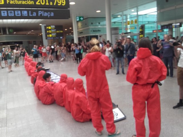 AssBarrisDT's tweet photo. Està passant.
Ara mateix a l'aeroport
#By2020WeRiseUp
#2020RebeliónPorElClima
#BetheRedLine
#StayGrounded
#QuedateEnTierra
#QuedatATerra
#DeGrowAviation
#DecrecimientoAviación #DecreixementAviació https://t.co/DePaqhwn0D