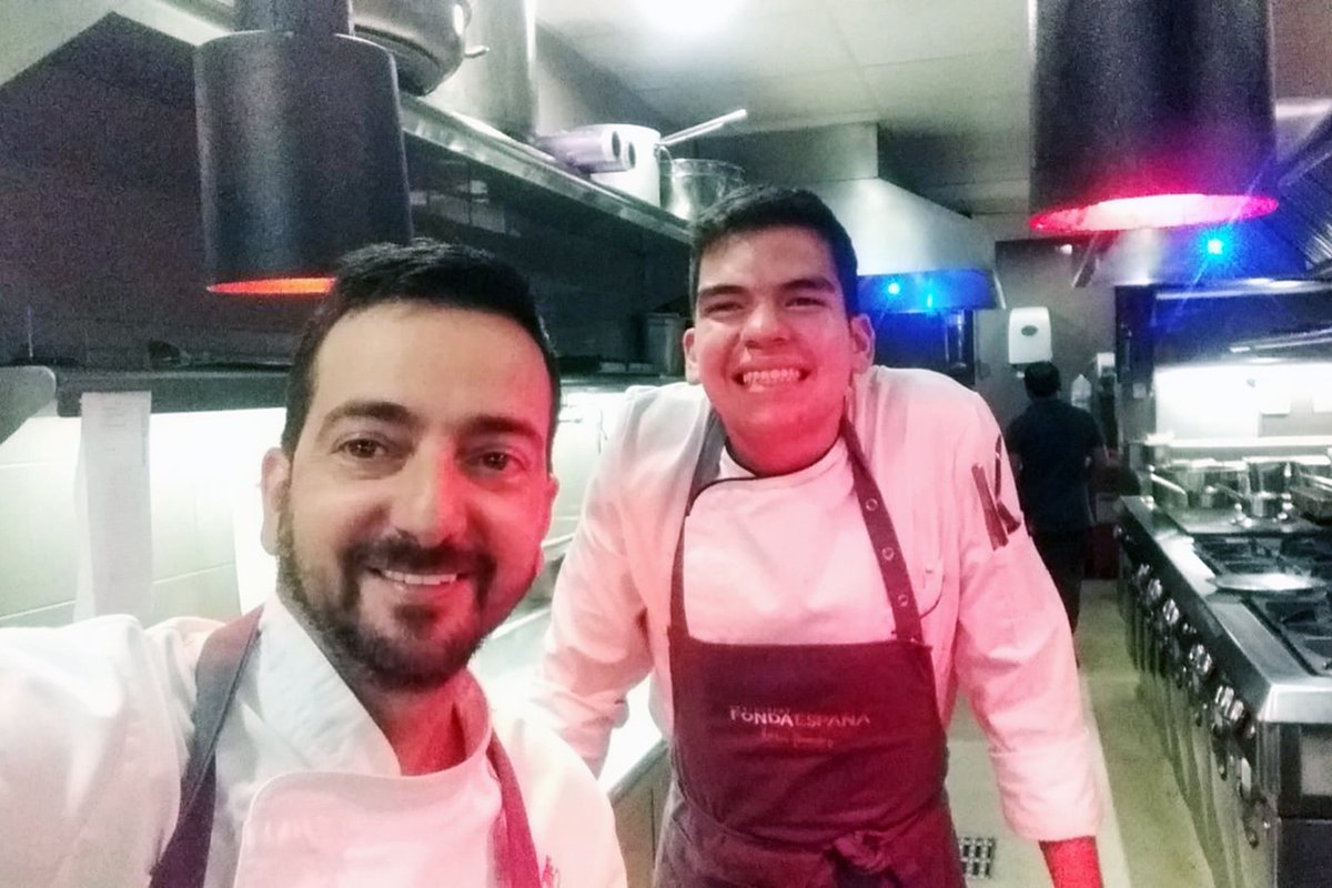 Desde <a href="/FondaEspanya/">Fonda España</a> nos saluda Rogelio Valladares, alumno de primero del #GradoGastronomía ¡Gracias a <a href="/Germanespinosa7/">German Espinosa</a> y a todo el equipo del restaurante por abrirnos las puertas de vuestra casa!