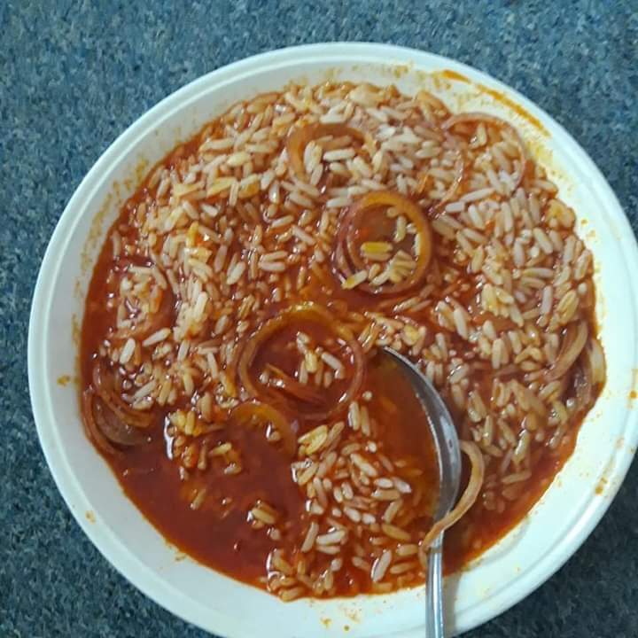 mayluv's tweet photo. You are to attend a  Sunday family function with her, and she's to cook white rice and stew,  compulsory  for the family specially,  and then this  👇is what she cooks  at home,  will you still allow her cook and attend or you'll give an excuse?? Answers pls https://t.co/qzHY4XcmOG