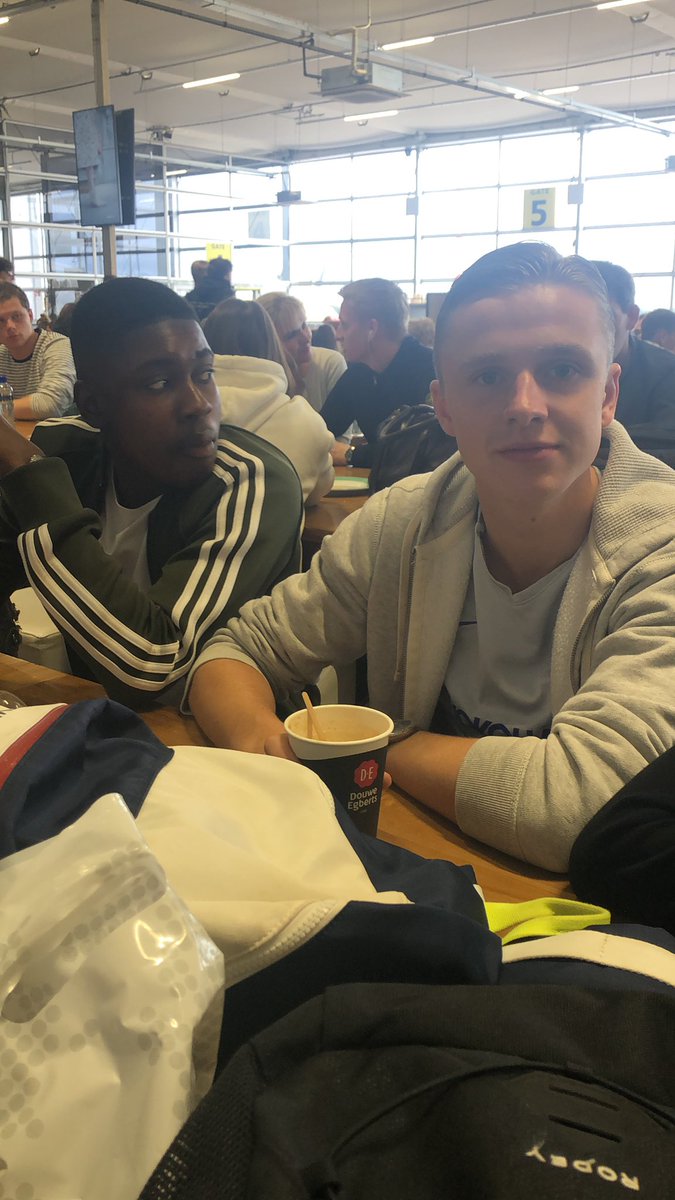 tomvvr12's tweet photo. 2uur vertraging @FLolcama, had 2uur langer bij Riet kunnen zitten https://t.co/OeE7S3h607