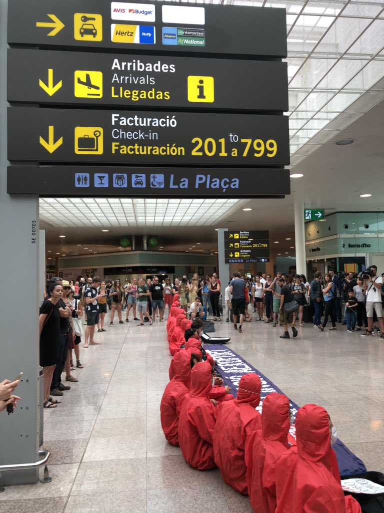 Marquem una línia vermella a l’ampliació aeroportuària. Ni un € més públic en infrastructures fòssils responsables de la crisi climàtica actual i la turistificació de Barcelona #By2020WeRiseUp
#2020RebeliónPorElClima
#BetheRedLine
#StayGrounded
#QuedateEnTierra
#QuedatATerra
