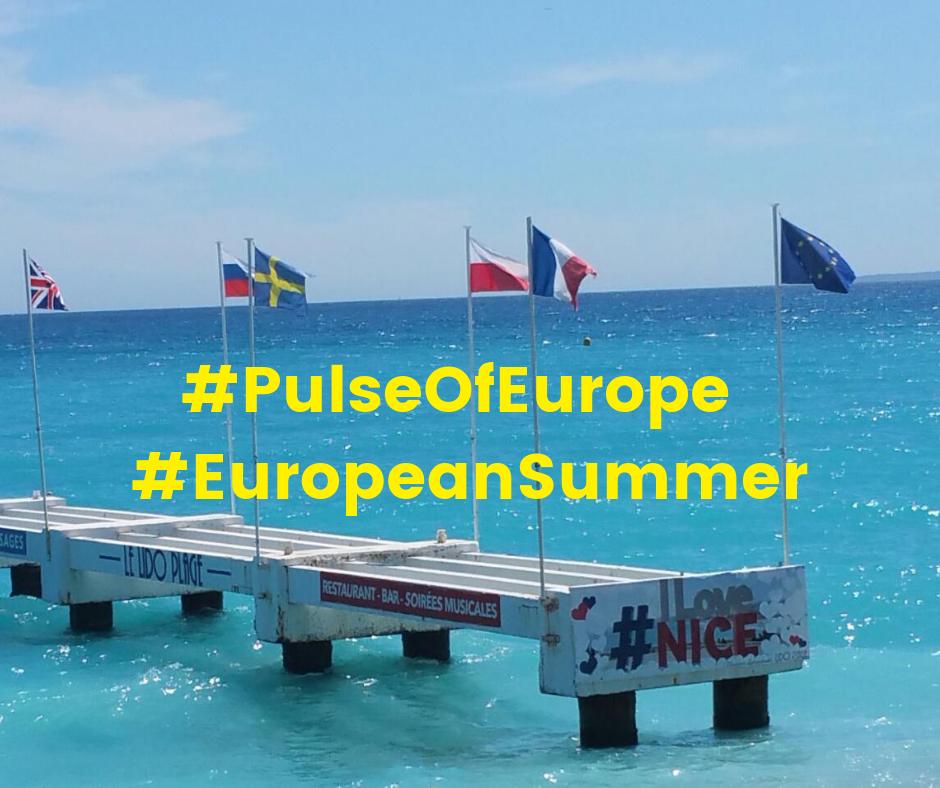 #EuropeanSummer - Let´s be the #PulseOfEurope 🇪🇺🌞 Endlich! Zeit für Urlaub ⛱, Ferien 🐠, Freizeit 🏄‍. Hast Du ein Sommer-Lieblingsfoto? Mit etwas typisch europäischem? Flagge, Button, Schild, passende Farben, Shirt... Mehr Infos hier: pulseofeurope.eu/european-summe… 
Schöne Ferien! 🏝