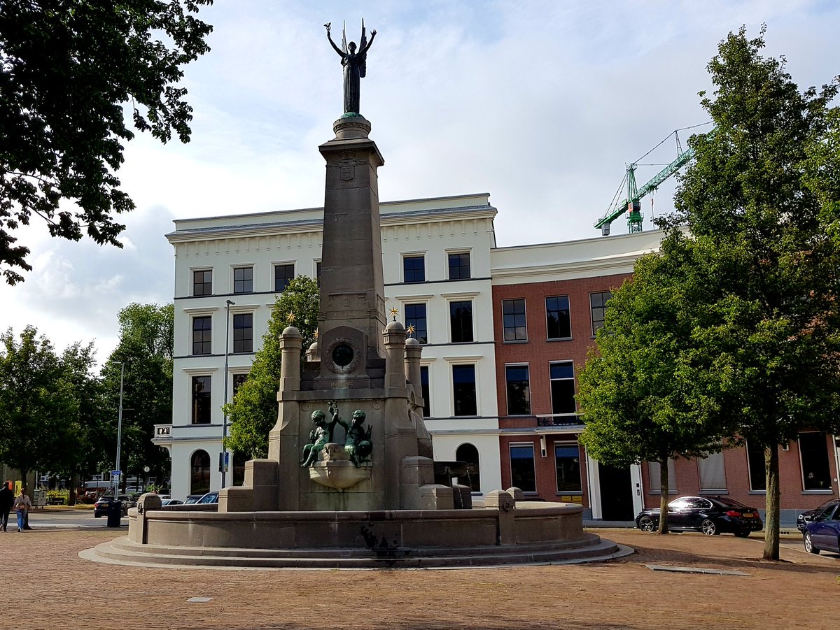 marian070249's tweet photo. Calandfontein op de #Veerkade
#scheepvaartkwartier
@GezienIn010 https://t.co/J7k241azYb