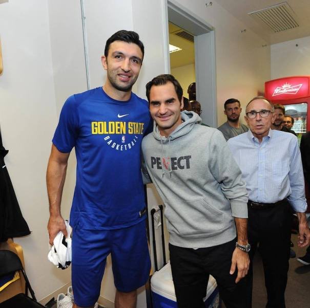 WonderfulOhYeah's tweet image. Tous les jours, pendant la quinzaine de Wimbledon, une photo de Roger Federer, l’homme aux 20 victoires en tournois du grand chelem avec un joueur NBA.
#14. BONUS ! On termine cette série avec la réunion de la légende suisse et la legende géorgienne Zaza Pachulia !😳😳
#GoRoger !