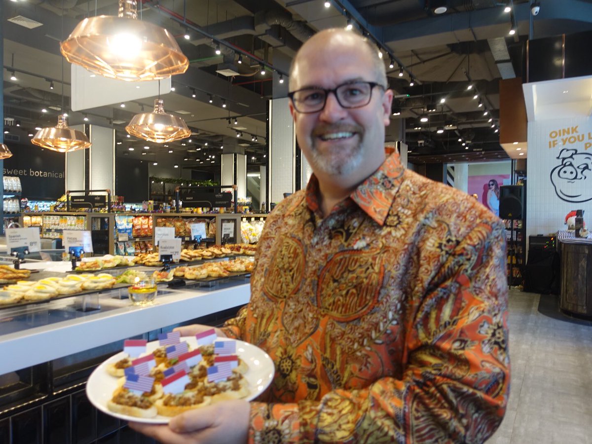 CGSurabaya's tweet photo. Selamat hari minggu! 😀 siapa yang suka ngemil? Saya suka #camilan Amerika ini, namanya Beef Bruschetta. Swipe untuk lihat camilan Amerika lainnya dan komen camilan yang kalian suka! 🍪🍔🥗🥪🍟 -Konsul Jenderal Amerika Serikat di Surabaya, Mark McGovern- #americanfood #snacks https://t.co/n9bKXdw4vD