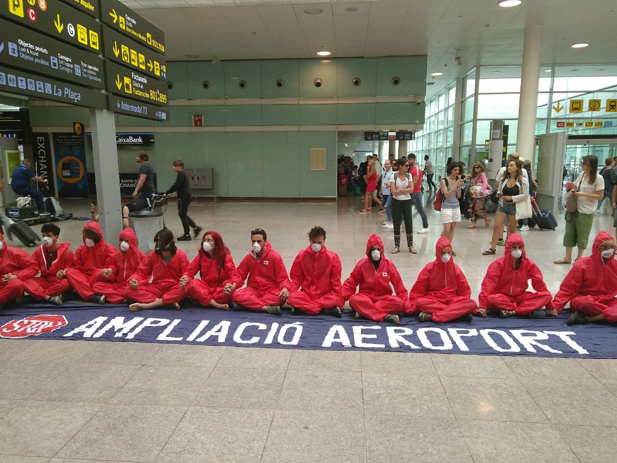 Famly4FutureBCN's tweet photo. #By2020WeRiseUp
#2020RebeliónPorElClima
#BetheRedLine
#StayGrounded
#QuedateEnTierra
#QuedatATerra
#DeGrowAviation
#DecrecimientoAviación #DecreixementAviació
No a la ampliación del Aeropuerto de Barcelona
Hemos cruzado la Línea Roja https://t.co/kfIMaACESk