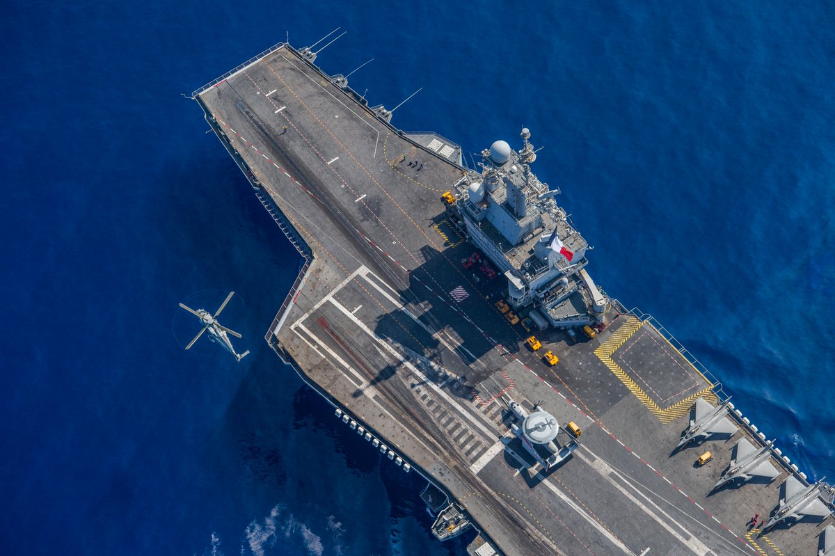 Parmi le bloc des groupes de transformation et de renfort des FREMM, des marins portugais, espagnols, danois et italiens défilent. Aux côtés des marins français, ils représentent les nations qui ont été intégrées au groupe aéronaval dans l’escorte du Charles de Gaulle #Clemenceau