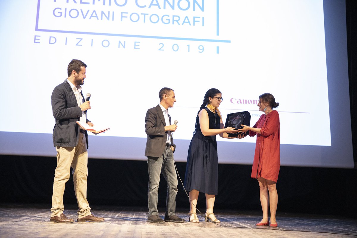 CanonItaliaSpA's tweet photo. Storie contemporanee raccontate con passione e talento.
Questo è il Premio #CanonGiovaniFotografi 2019.
Complimenti ai vincitori! 😍
#COTM2019 #RaccontaciUnaStoria #LiveForTheStory @CortonaOTM https://t.co/s6xdVr6Bdt