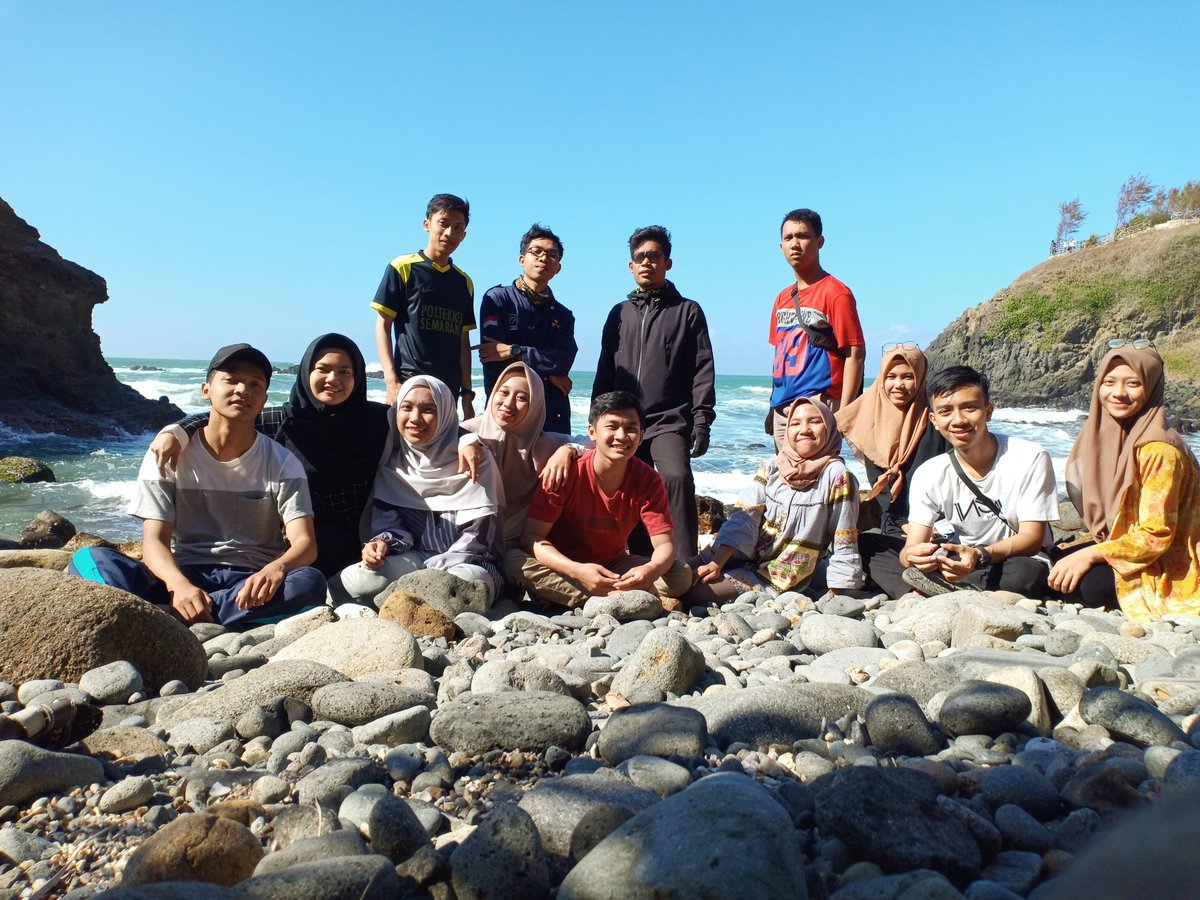 afinulyaf's tweet photo. liburan low budget berkat banyak sponsor 🌊🌅 https://t.co/Q7qgTMwIwI