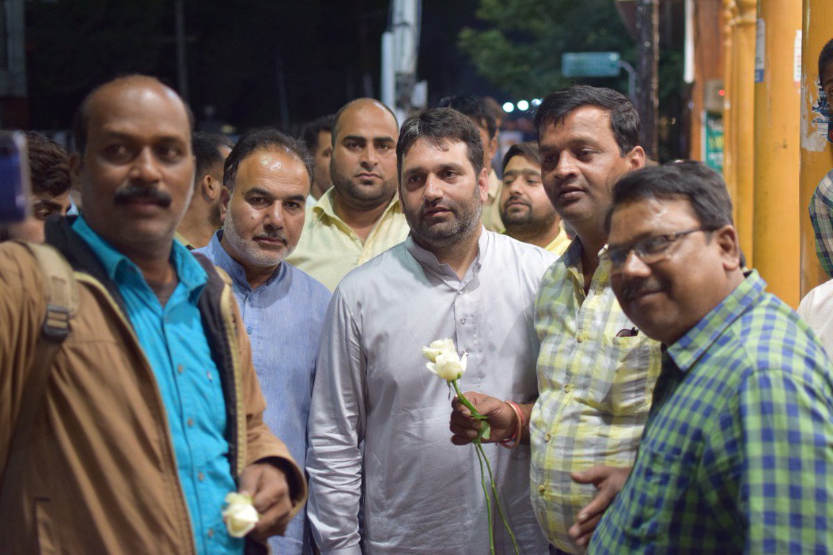 imrankehwah's tweet photo. Welcomed tourists from Punjab, Delhi, chatishgarh &amp;across country with white flowers as a message of peace &amp; love. Have requested them individually to spread a word that paradise is calling, Visit Kashmir.
#SrinagarIsOpen https://t.co/ti7KARyDoG