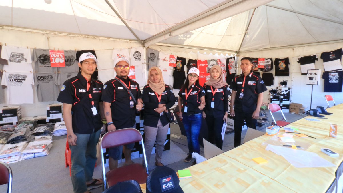 vmx_id's tweet photo. Sudah punya Merchandise @mxgp belum? #MXGPSemarang sampai jam berapa ya?๐ buruan sebelum event selesai . . . kunjungi Booth Merchandise #MXGP
.
.
#RideWithUs #VMX #VMXid #OnlineMotoshop #merchandisemxgp #MXGPIndonesia https://t.co/WEeveiZqAA