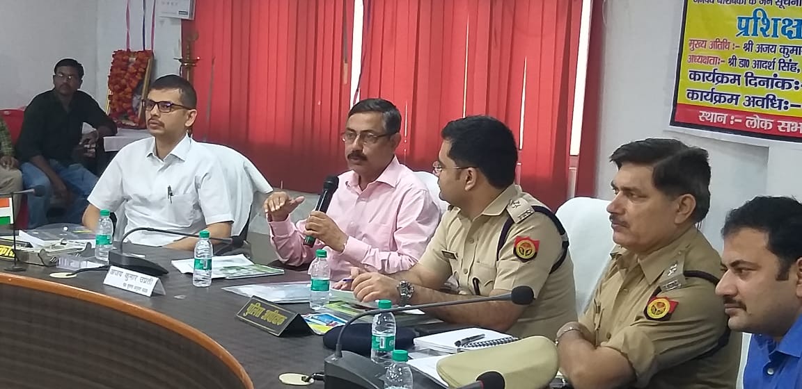Upsic6's tweet photo. आर0टी0आई0 प्रशिक्षण कार्यक्रम अयोध्या मण्डल का समापन हुआ। कुछ झलक प्रशिक्षण  कार्यक्रम की ।। https://t.co/jBuYsxukoc
