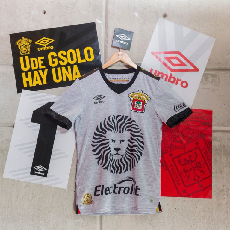 Kitkingdom83's tweet photo. The detailing on this @LeonesNegrosCF top is nowt short of stunning 😍 Brilliant work once more from @umbro 🔥🦁 If it’s gonna be printed with that old school numbering too, my soul is legit getting sold to get my hands on one! #LeonesNegros #Umbro #InstantClassic #NotGot #Need https://t.co/dyhRvAQjVM