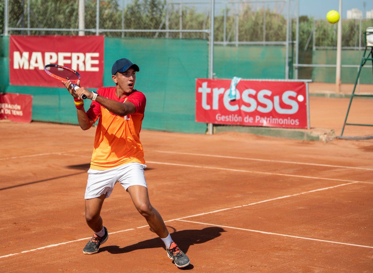 RFETenis's tweet photo. 🏆🇪🇸🎾 Jordi Doménech conquista el Campeonato de España #MAPFREtenis Infantil "Memorial Manuel Alonso" en el @SportclubAlican, superando a Markus Giersiepen 61 26 63  
 
#ConEllos https://t.co/1Q5bzRZ0dE