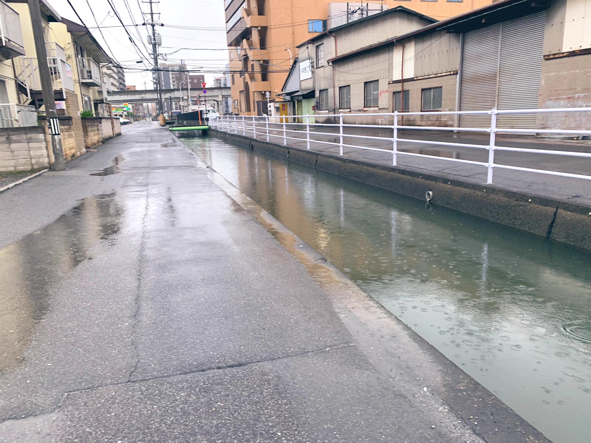 車も飲み込む？岡山にある人を飲み込む人食い用水路がヤバいwww