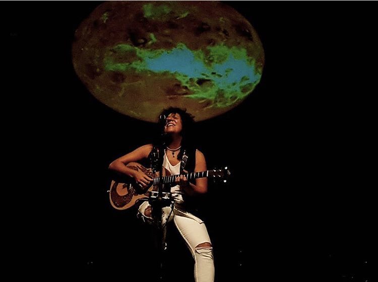 RecuerdosdeRo's tweet photo. @RosanaOficial habla de la grandiosidad del mar, quizás x eso con todo lo grande q es se cree chiquitita,quizá x eso es magia,Quizás x eso todavía cierra los ojos y se emociona cuando su público canta sus canciones y al menos para ella en ese momento el mundo suena afinado. https://t.co/cj1OatvO70