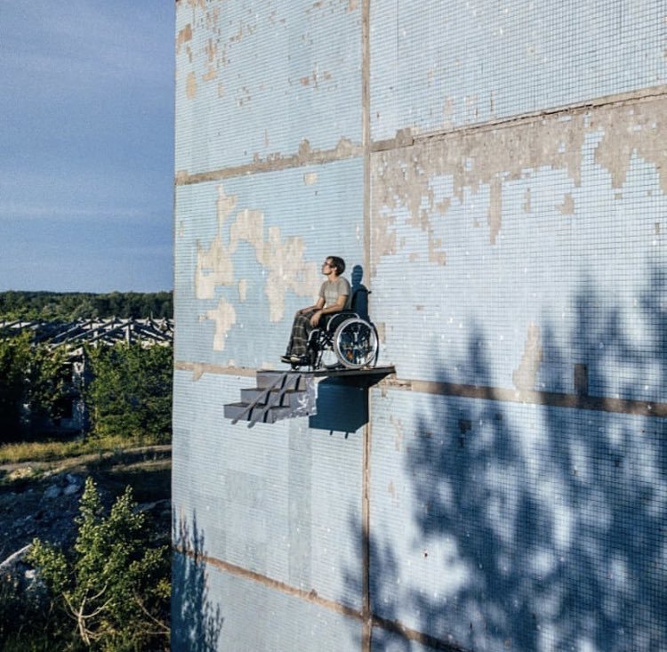 DerArto's tweet image. Перформанс самарского художника, посвящённый проблемам людей с инвалидностью.