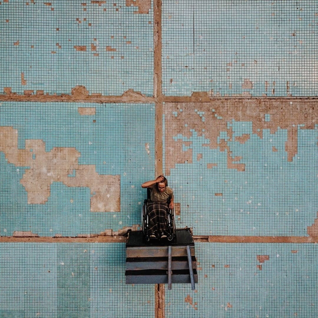 DerArto's tweet image. Перформанс самарского художника, посвящённый проблемам людей с инвалидностью.