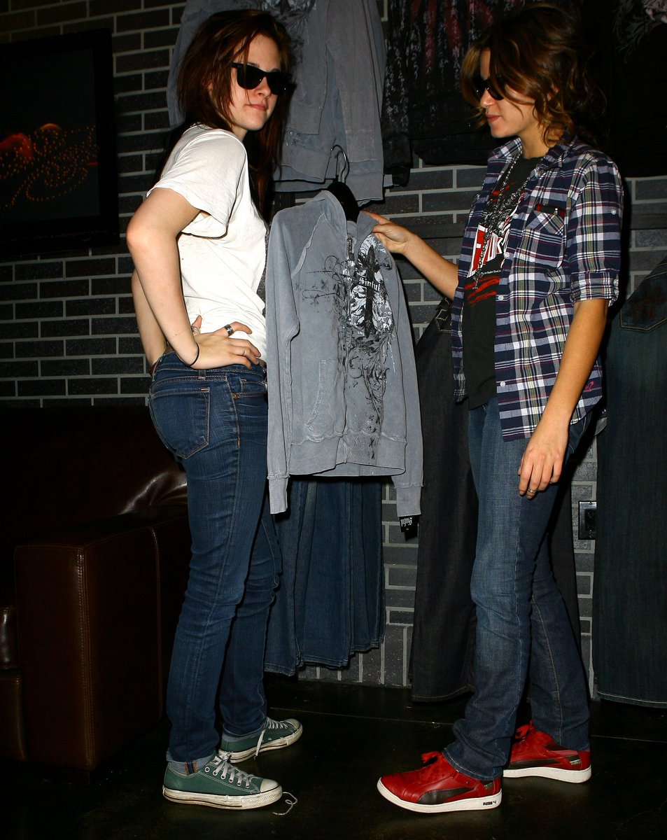 Kristen y Nikki en una tienda en Los Ángeles