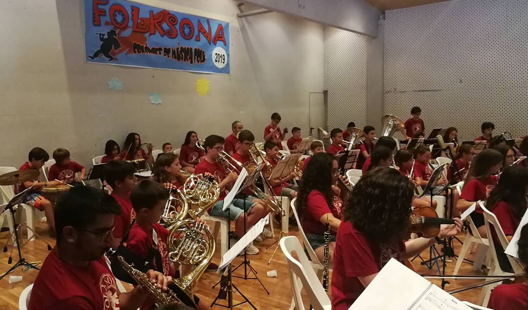 Folksona's tweet photo. Ahir fou l'últim dia de #Folksona2019, un dia ple d'emocions. Vam fer un assaig general i ens vam relaxar a la piscina
Després vam interpretar la #suite #MúsiquesdelSud #MúsiquesdelNord i vam acabar fent el #Balldeplaça. Punt final i #comiat fins l'any que ve #concertfinal #adéu https://t.co/KfYcZH5Rc7