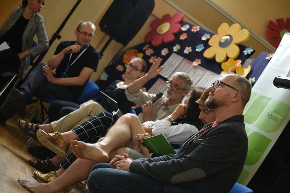 GoTracz's tweet photo. Pracowity a owocny weekend na Zielonym Letnim Uniwersytecie w Ośnie Lubuskim. Inspirujące debaty, nowe pomysły i rewelacyjni ludzie z @Zieloni i wielu ruchów społecznych.
#GreenWave, o której mówiłam na debacie o Europie, nadchodzi! A zielone rośnie 💚🌻🌱
#ZLU2019 #GEFSummer https://t.co/nNTXBtvcvE
