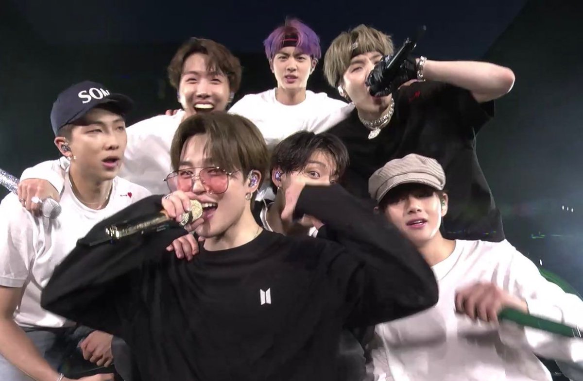 Смешные bts юнги и чимин. Бтс funny. Бтс шуга смешные моменты. Бтс вместе веселые. Бтс смешные моменты.