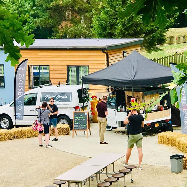 The rustic theme was in full Flo 😉 with these beautiful hay bales. Really showed Flo off wonderfully.

#proseccovan #schoolfete #fluidfun 🌐 ift.tt/2EATivN