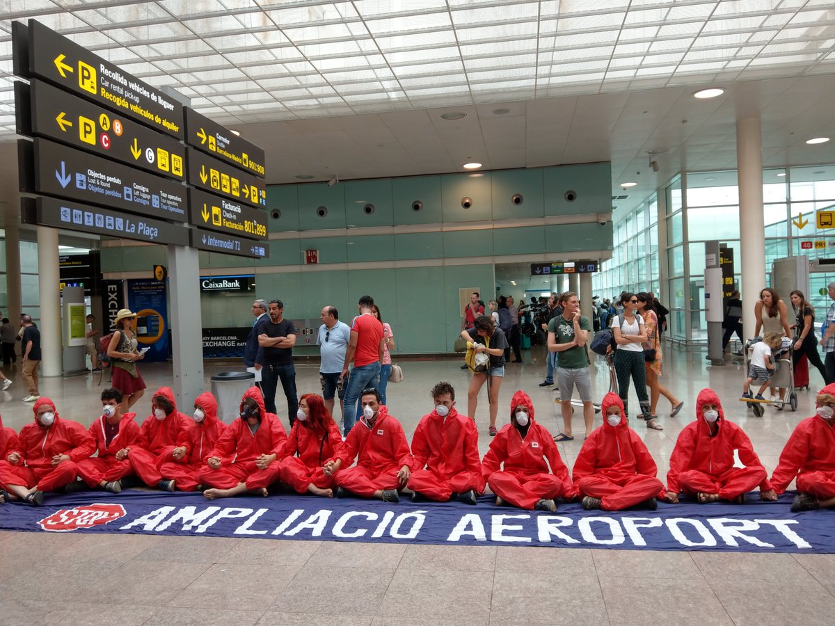 StayGroundedNet's tweet photo. STOP Airport Expansion - STOP Ampliació Aeroport. A lot of media following our Action against @AirportBcn expansion. @France2tv @KATCTV3 @elpais_espana #staygrounded #QuedateEnTierra
#QuedatATerra #By2020WeRiseUp
#2020RebeliónPorElClima
#BetheRedLine https://t.co/qmFWWvG76A