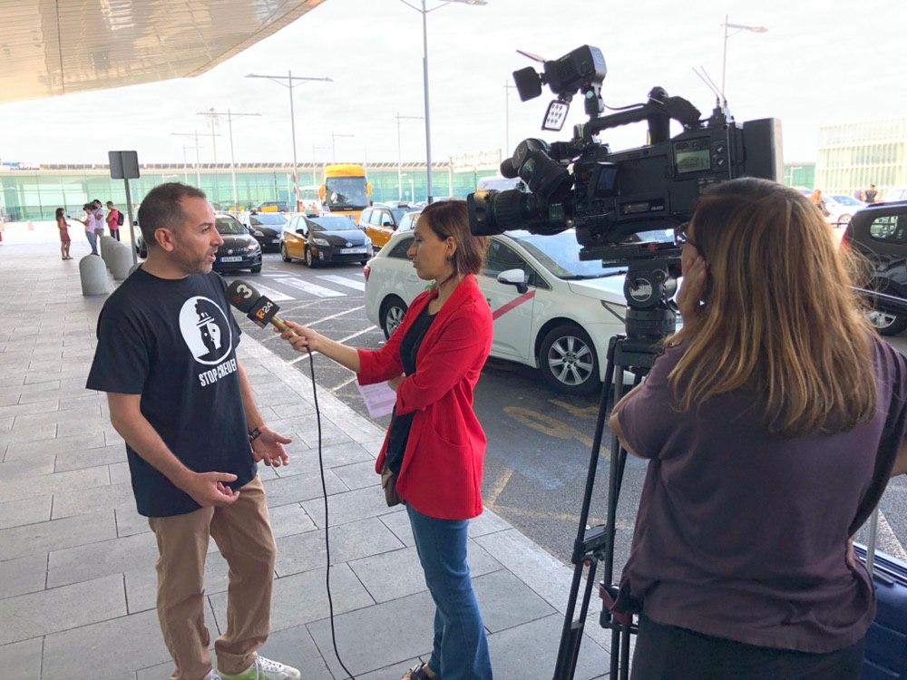 StayGroundedNet's tweet photo. STOP Airport Expansion - STOP Ampliació Aeroport. A lot of media following our Action against @AirportBcn expansion. @France2tv @KATCTV3 @elpais_espana #staygrounded #QuedateEnTierra
#QuedatATerra #By2020WeRiseUp
#2020RebeliónPorElClima
#BetheRedLine https://t.co/qmFWWvG76A