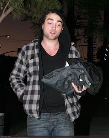 19 de diciembre Rob cena con un amigo.A Katy Perry en mtv le preguntan cuál es su hombre de año y responde "Robert Pattinson".