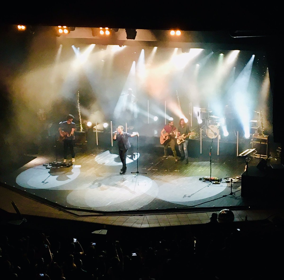 Portu_tv's tweet photo. 13/07/19 Teatro auditorio Egaleo (Leganés). #FiestaTortuga de @MalditaNerea incluyendo regalo sorpresa por el cumpleaños de @JorgeRuizMN y aparición en el escenario de @fizzicato a la guitarra para estrenar en directo #UPLLN 
@meteoricamusic @SonyMusicSpain https://t.co/UarA8gPa4D