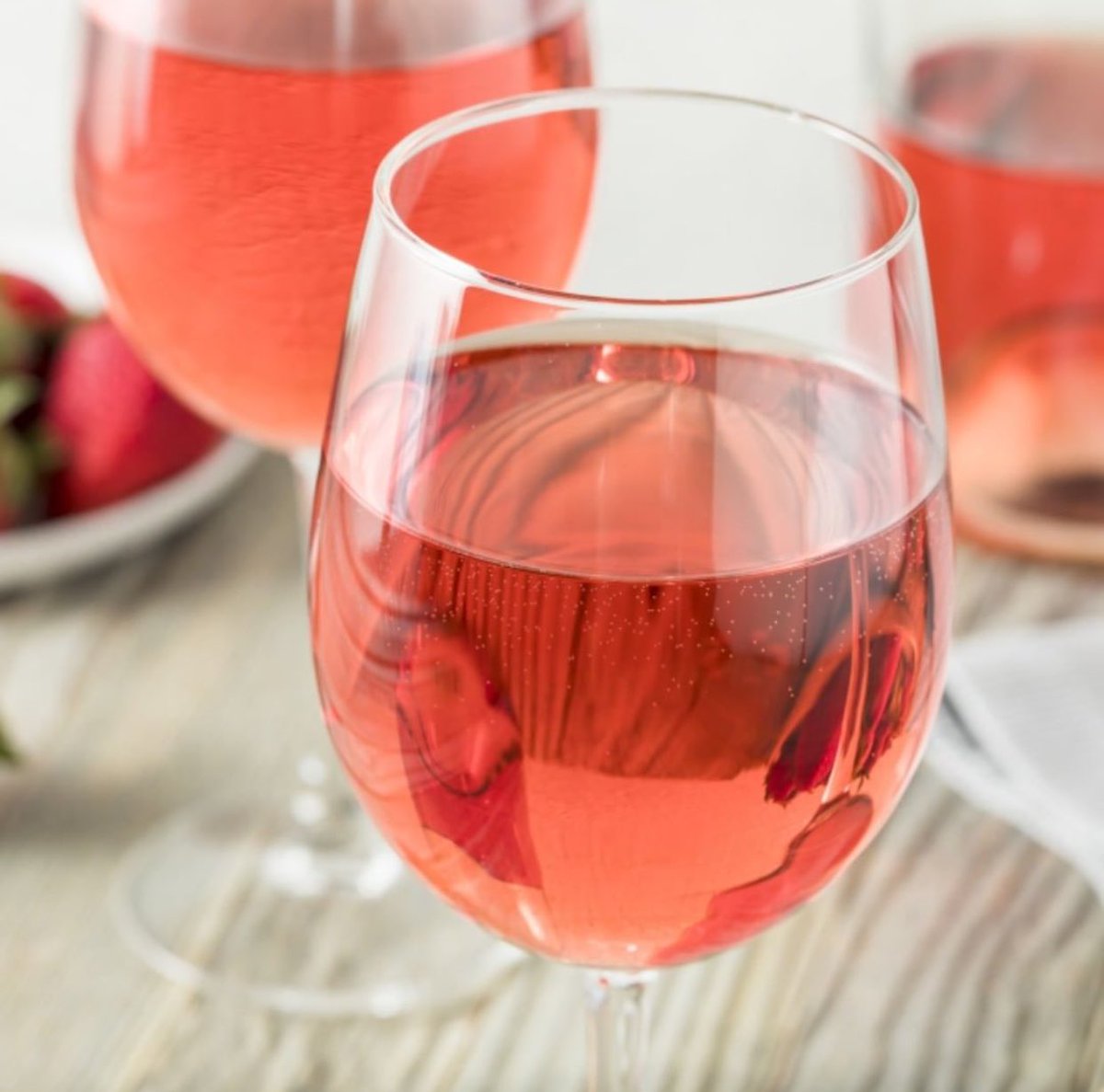 RoseRocksSA's tweet photo. 🌷🍇☀️De Krans Pinotage Rosé - fruity in character, dry and refreshing 📷: @dekranswines #roserockssa #rosewinesa https://t.co/Nn0SHh2caS