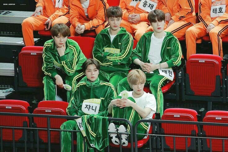 imapeachboy's tweet photo. ‘ขาว’
‘ขาวเหี้ยอะไร นั่นมันสีแดง — เออ ขาวจริงว่ะ’ https://t.co/Kmt5rFJYVs
