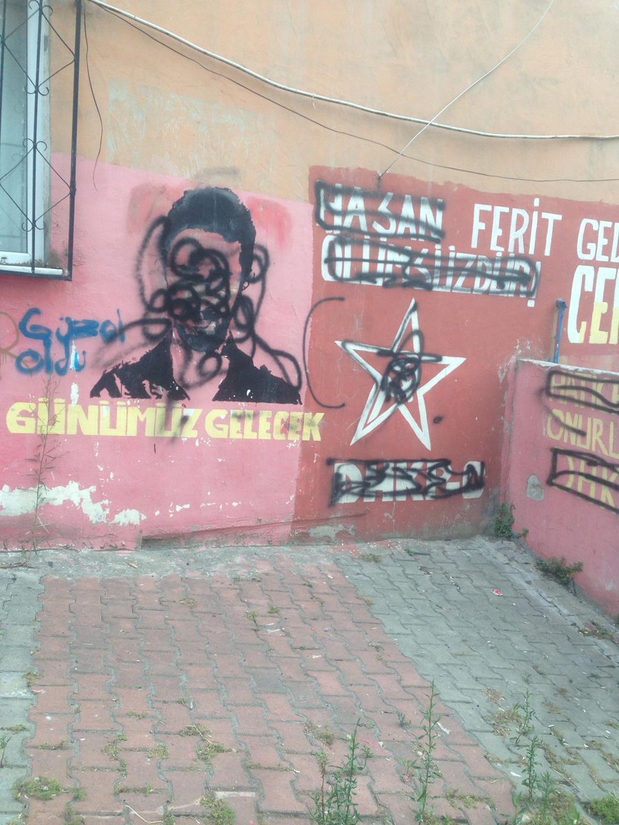 MAHALLESİNİ,YAŞAM ALANINI UYUŞTURUCU ÇETELERİNE KARŞI SAVUNURKEN GENCECİK YAŞTA HAYATINI FEDA ETTİ HASAN;VE ŞEREFSİZ POLİS ONDAN BU DERECE RAHATSIZ OLUYOR Kİ FOTOĞRAFINA DAHİ TENEZÜL EDEMİYOR!
BU FOTOĞRAF TORBACI POLİSİN ACİZLİĞİNİN VE ŞEREFSİZLİĞİNİN RESMİDİR!
SİZİ BİTİRECEĞİZ!