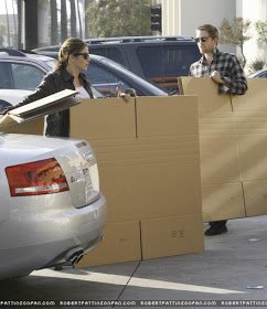 21 de diciembreRobert comprando cajas con Nikki y metiendolas en su Audi.