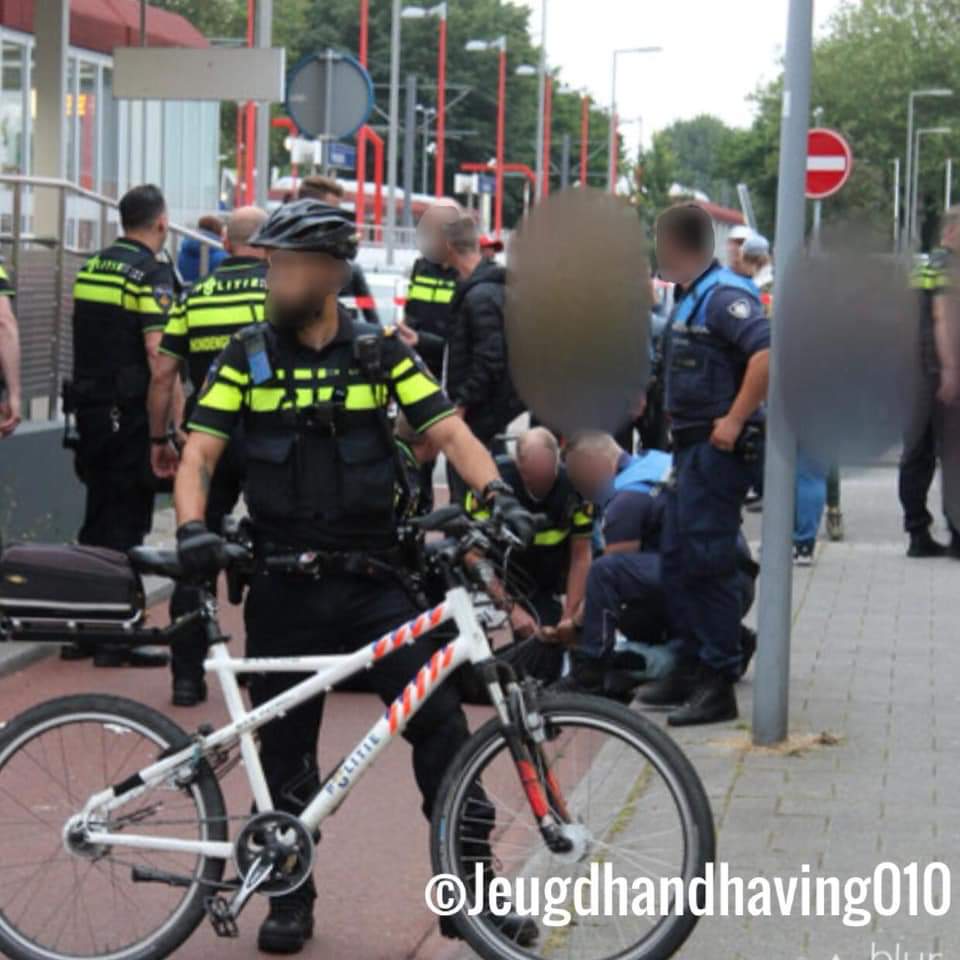 HandhavingNL's tweet photo. #Handhavers waren als eerste ter plaatse bij een #steekpartij en hebben direct eerste #hulpverleend. Hierna hebben ze met spoed gevraagd om back up van #politie en #ambulance. Slachtoffer is met spoed overgebracht naar het ziekenhuis en de verdachte is aan gehouden #rotterda.^DB https://t.co/qQnxDw3Kka