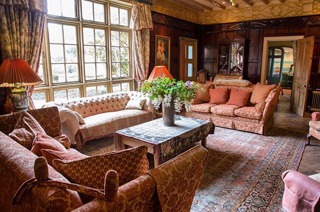 The atmospheric panelled room is such a lovely place to all gather in, whether you are staying at Pauntley for a family celebration or for drinks the night before your wedding. #weddingvenue #gloucestershireweddingvenue #uniquewedding #historichomes #cha… ift.tt/32q029U