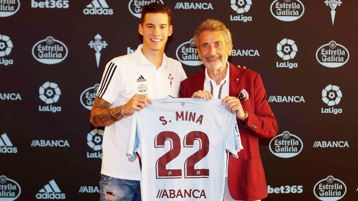 RCCelta's tweet photo. 📸🖋️😊 Rubén, Sergio, Iván, Hugo, Kevin, David, Brais, Denis, Iago... e agora tamén Santi! #ACanteira no primeiro equipo. ESPECTACULAR!

💙 https://t.co/HgNd0FkNbk 💙 

#SantiVolveaCasa #IstoVaiDeCorazon https://t.co/WGpY2cOnYv