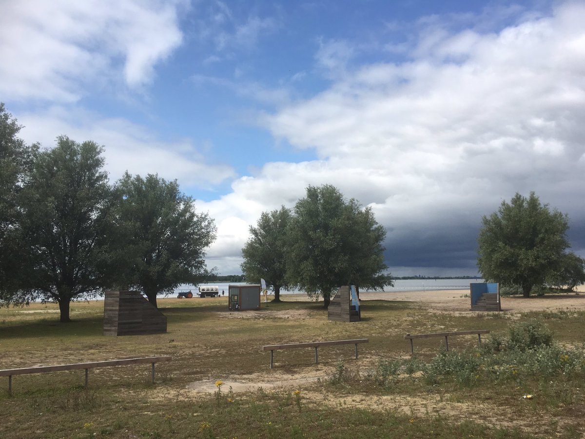 CitySensesNews's tweet photo. Kom vandaag 11 tot 19 uur naar het Almeerderstrand om kunstenaar Linde Gadellaa te helpen beautyblogs te vinden voor haar kunstwerk ‘De Smaak van Schoonheid’. (Vlakbij Poortdok in het duurzame paviljoentje) #lotsofbeauty @StrandLAB_ @CitySensesNews @CultuurAlmere @Minimono_Group https://t.co/3oPvWVPzIB