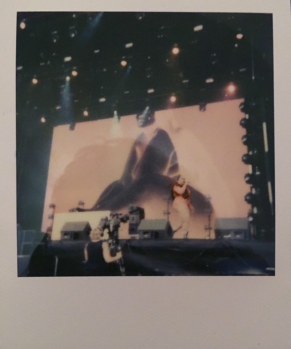 qstnmrkprofit's tweet photo. Wheyyyy #Lovebox19 https://t.co/ejO3W3HAM1