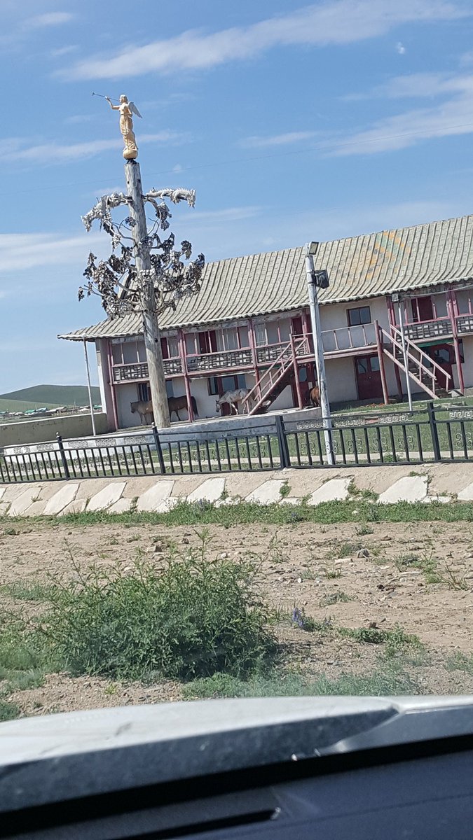 Уг нь хөөрхөн л эхлүүлчихэж
Даан ч эзэнгүй хаяад.....