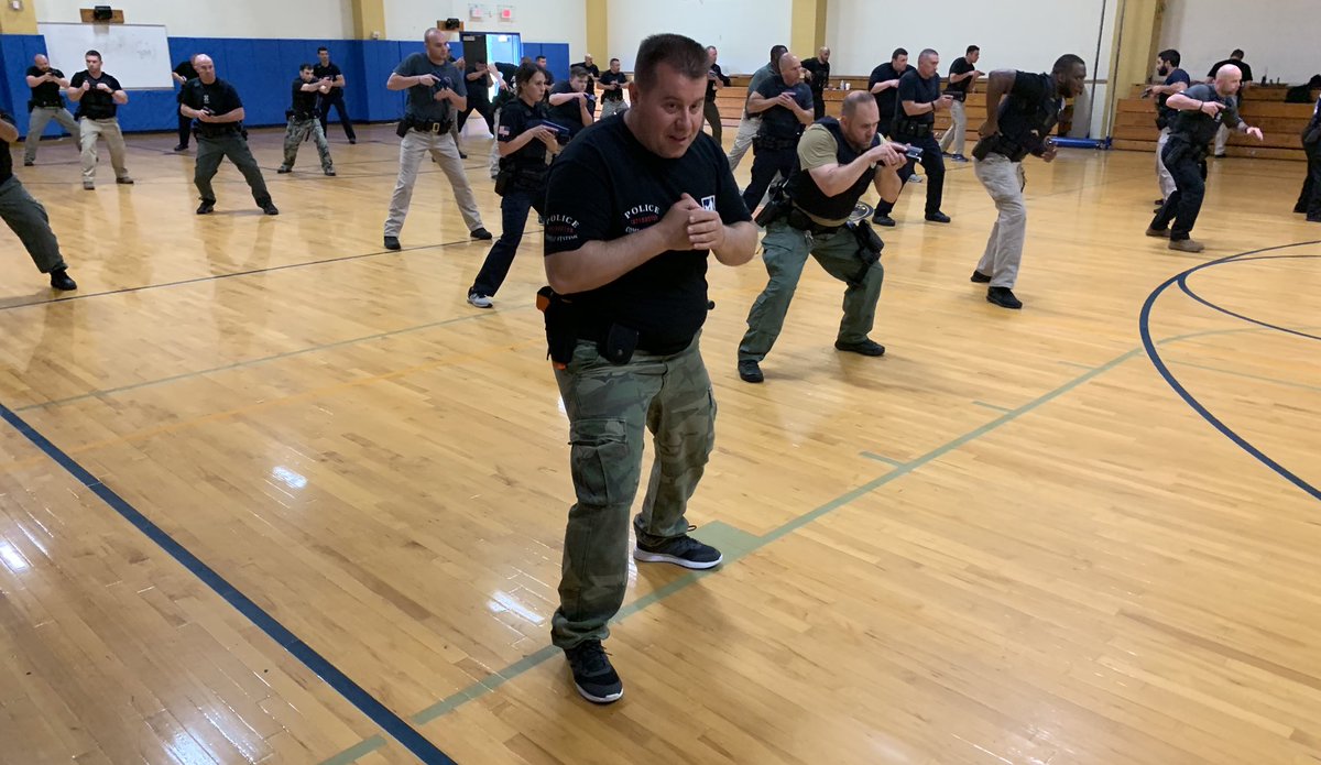 CommandoDefense's tweet image. COMMANDO DEFENSE ACADEMY SWISS 
POLICE COMBAT SYSTES-LOCKUP 
Swat / Police Instructor Uliks Gjonaj -Intensiv Training with Swat, Sheriffs and State Police in Connecticut- USA 🇺🇸. 
commando-ch.com